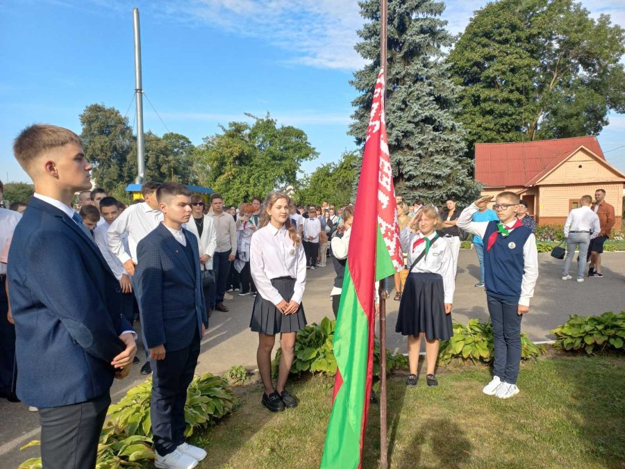 Торжественная линейка, посвященная началу учебного года