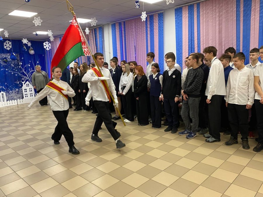 Торжественная линейка, посвящённая окончанию второй четверти